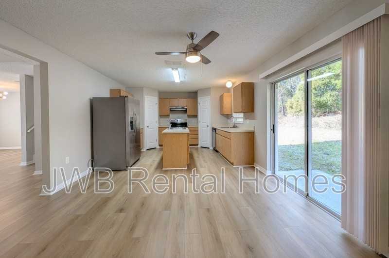 10228 Woodley Creek Rd W - Photo 5 of 27