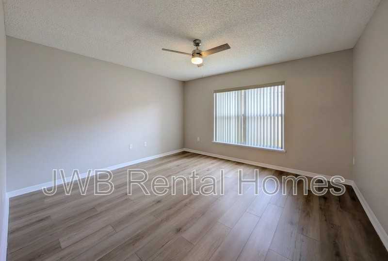 10228 Woodley Creek Rd W - Photo 7 of 27