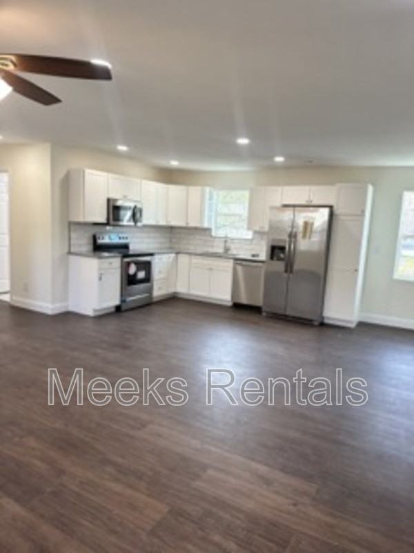 310 68th St Se #B - Photo 2 of 11