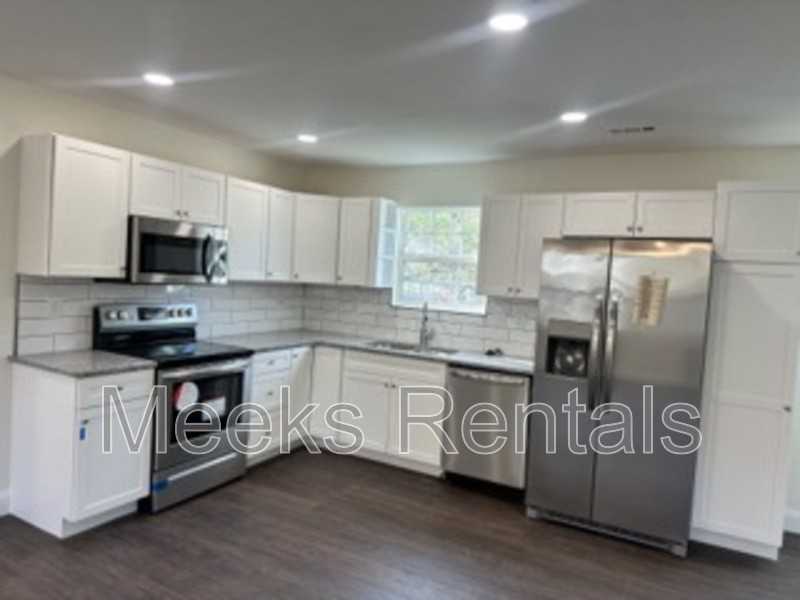 310 68th St Se #B - Photo 5 of 11