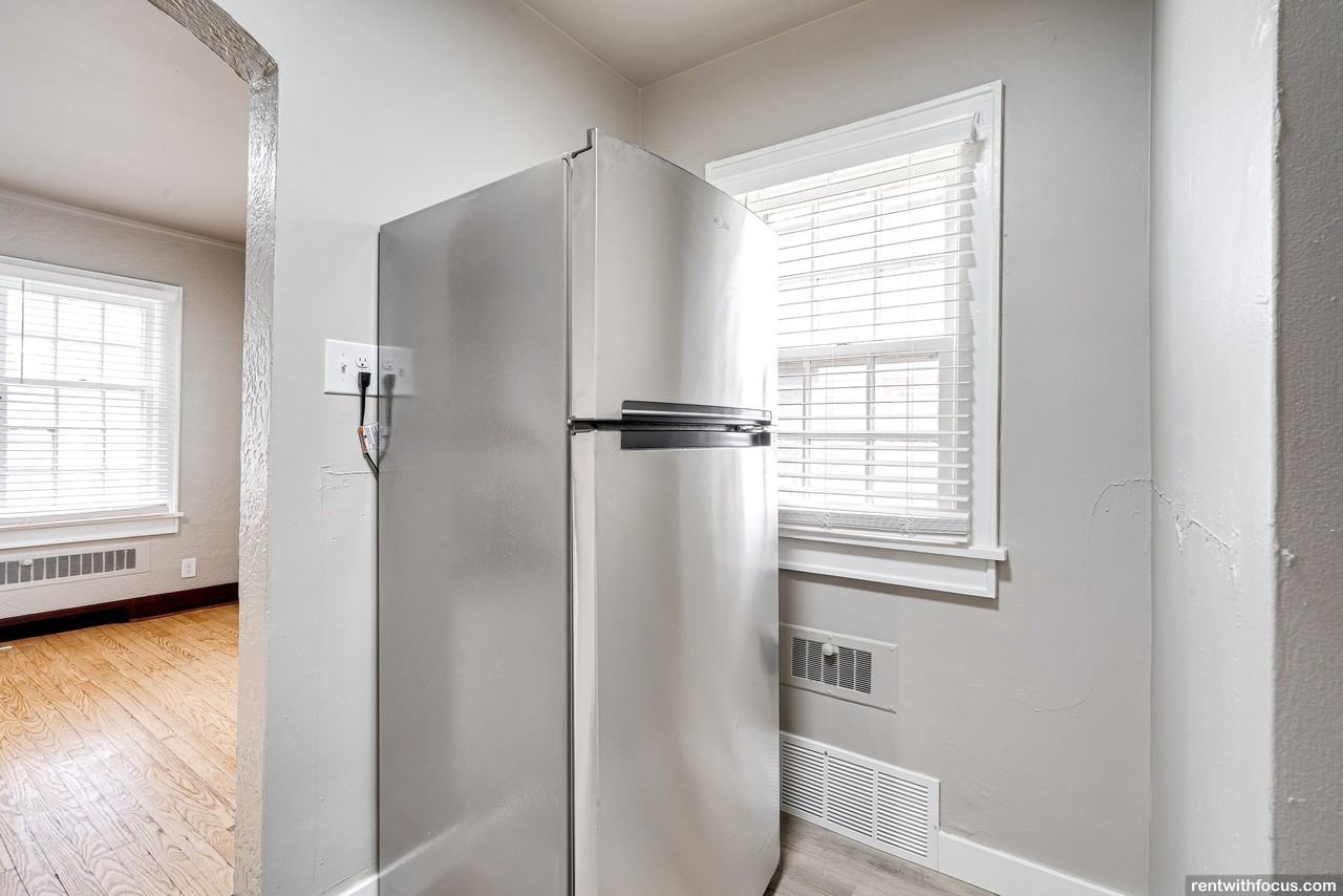 929 Division Street - Photo 4 of 9