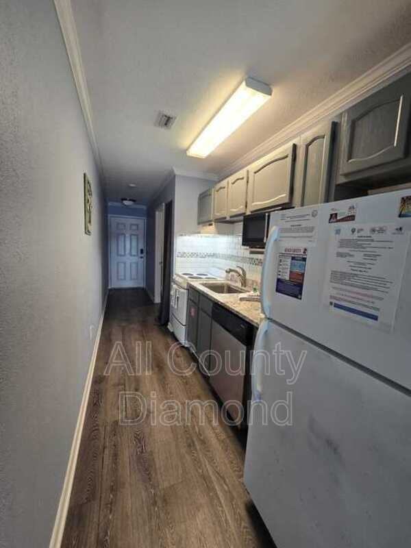 301 Lullwater Dr #401 - Photo 3 of 13