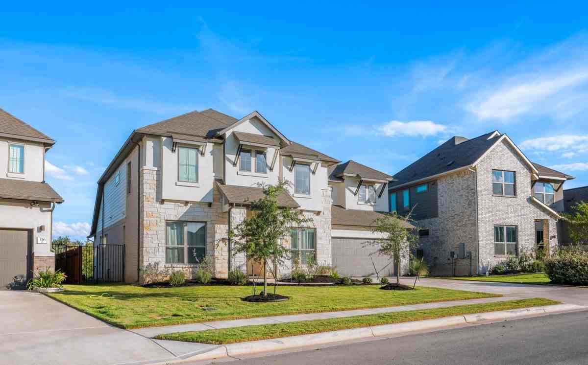 312 Palatino Bnd - Photo 3 of 32