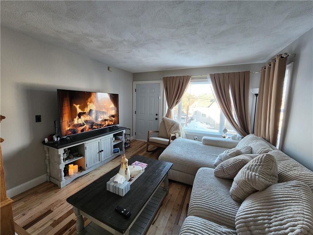 198 Sunbury St - Photo 3 of 13