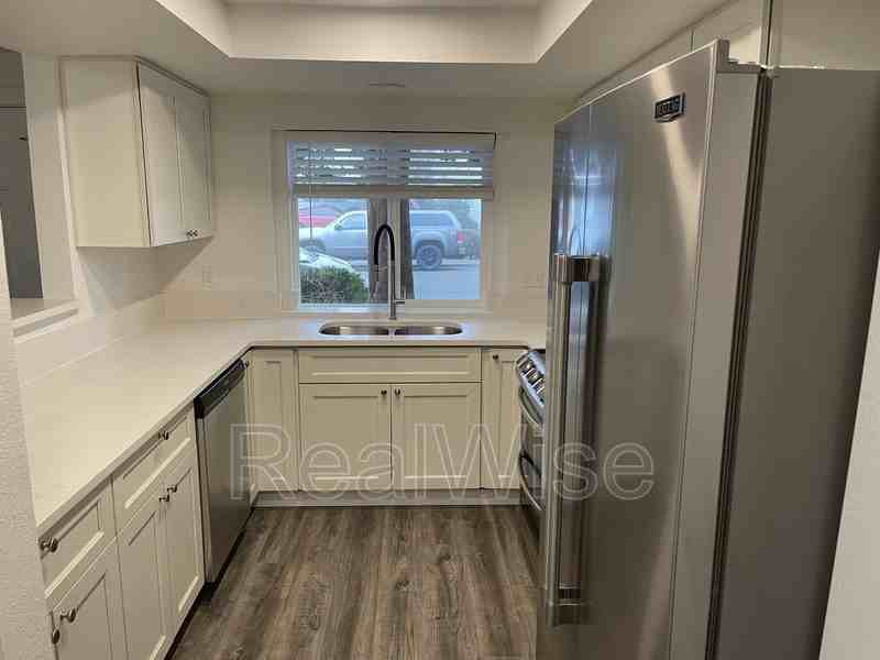 4292 Meadowbrook Ct Ne - Photo 4 of 17