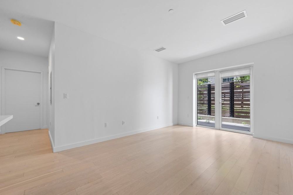 The Lois - Photo 7 of 50