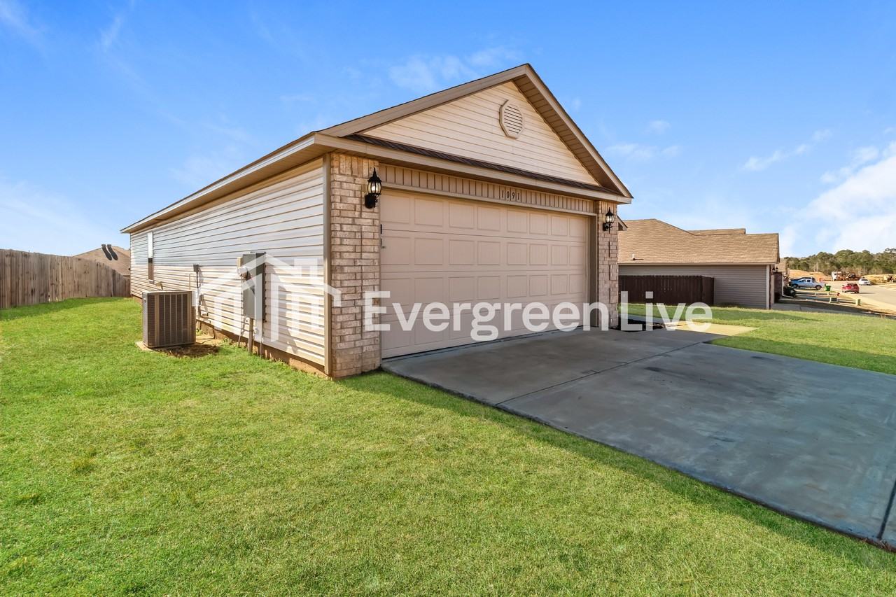 1091 Huntington Dr - Photo 2 of 15