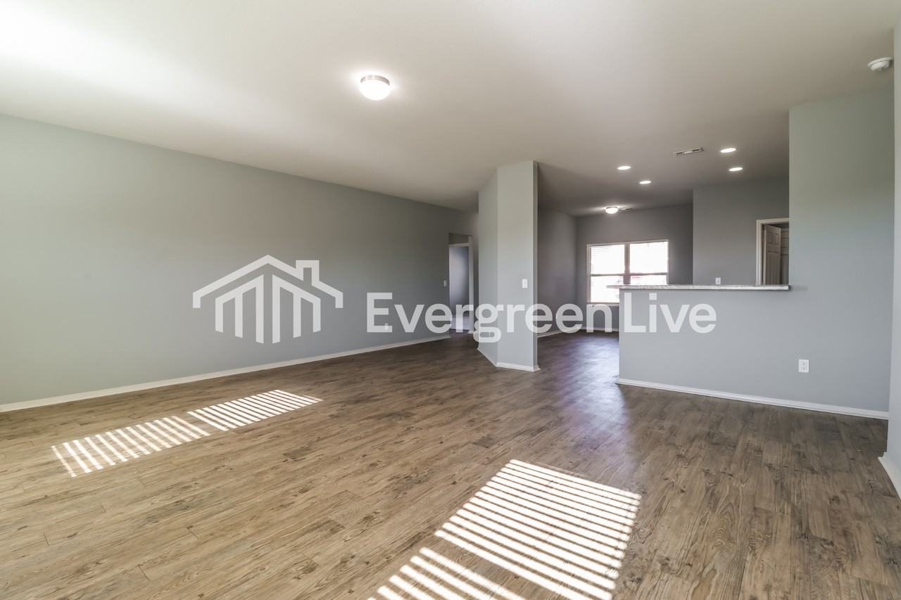 1091 Huntington Dr - Photo 3 of 15