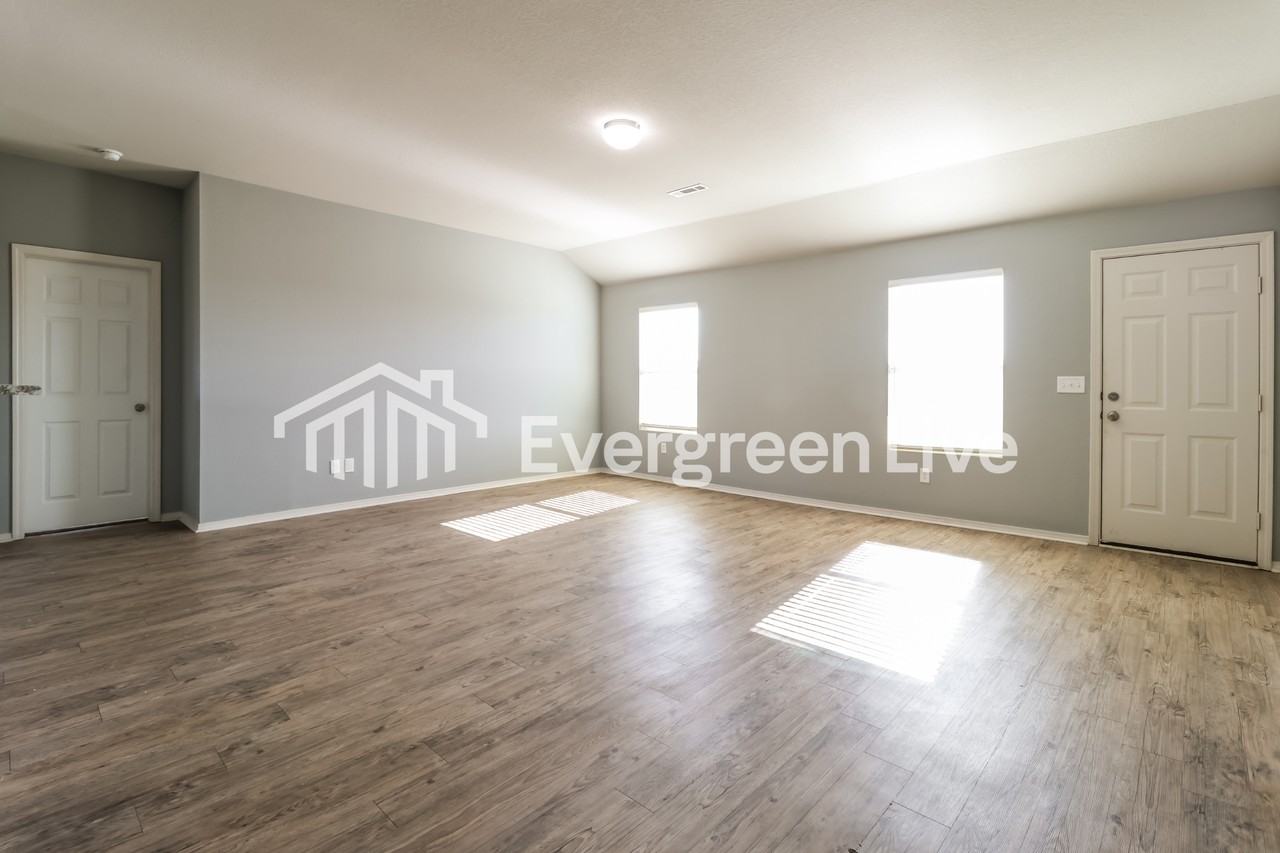 1091 Huntington Dr - Photo 4 of 15