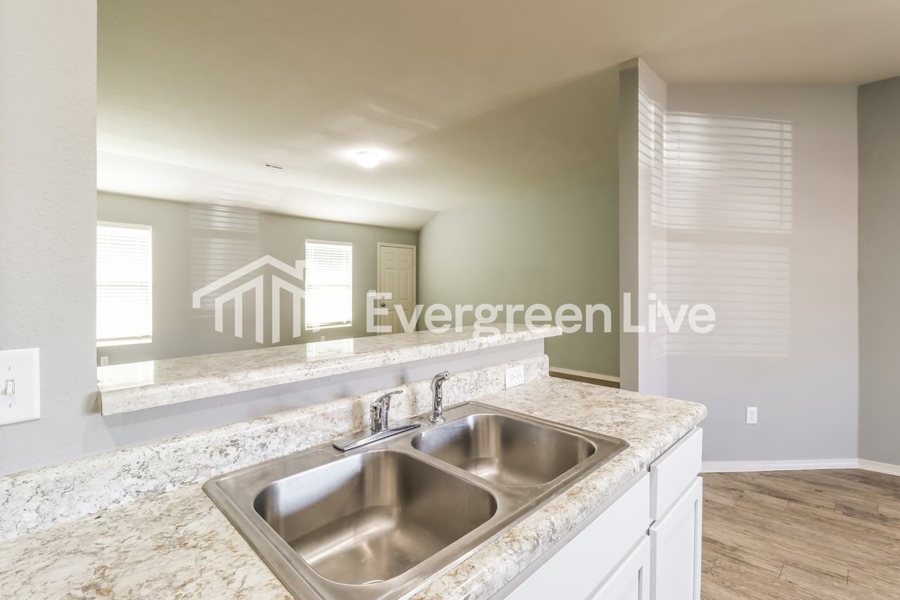 1091 Huntington Dr - Photo 6 of 15