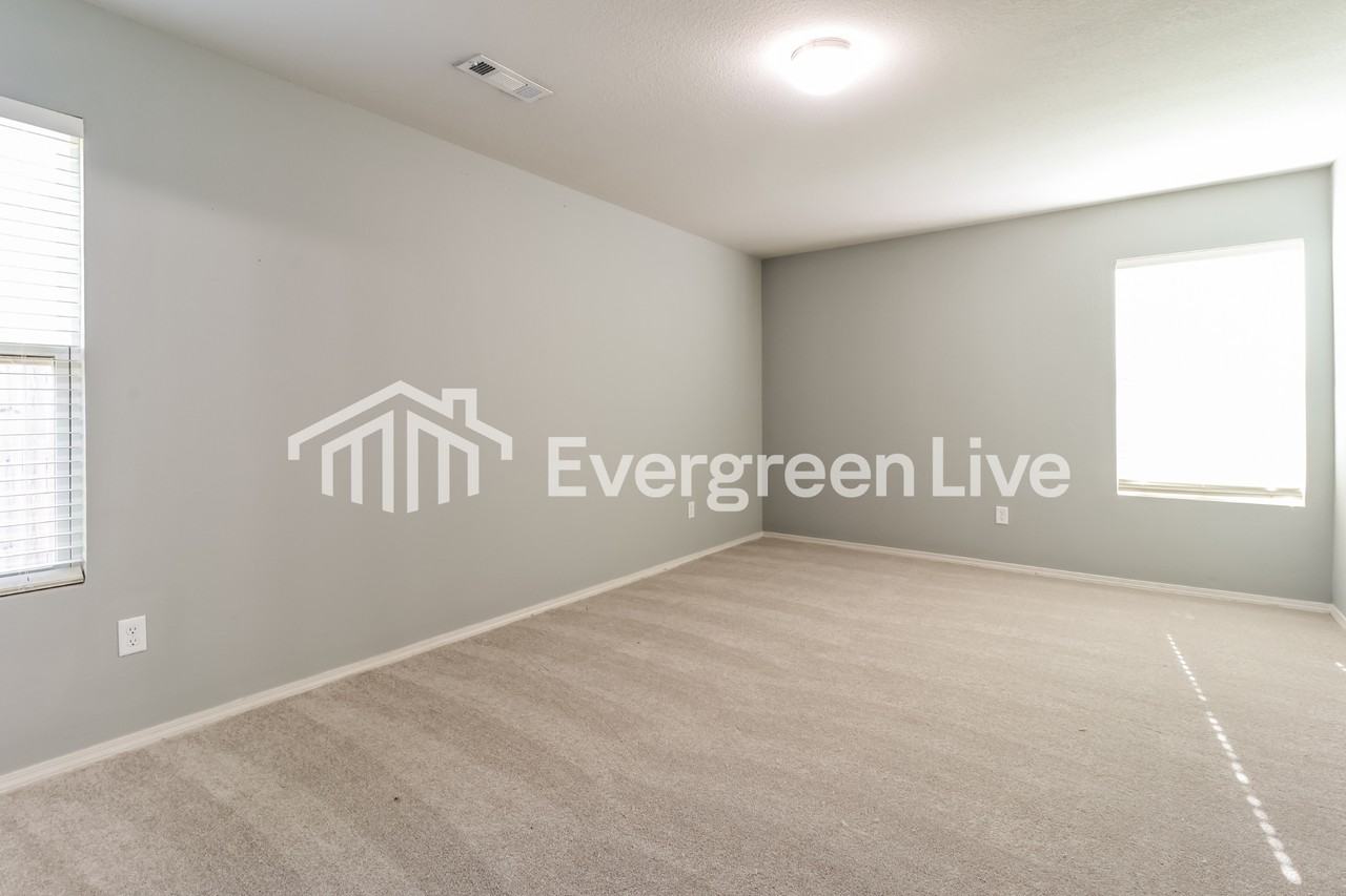 1091 Huntington Dr - Photo 7 of 15