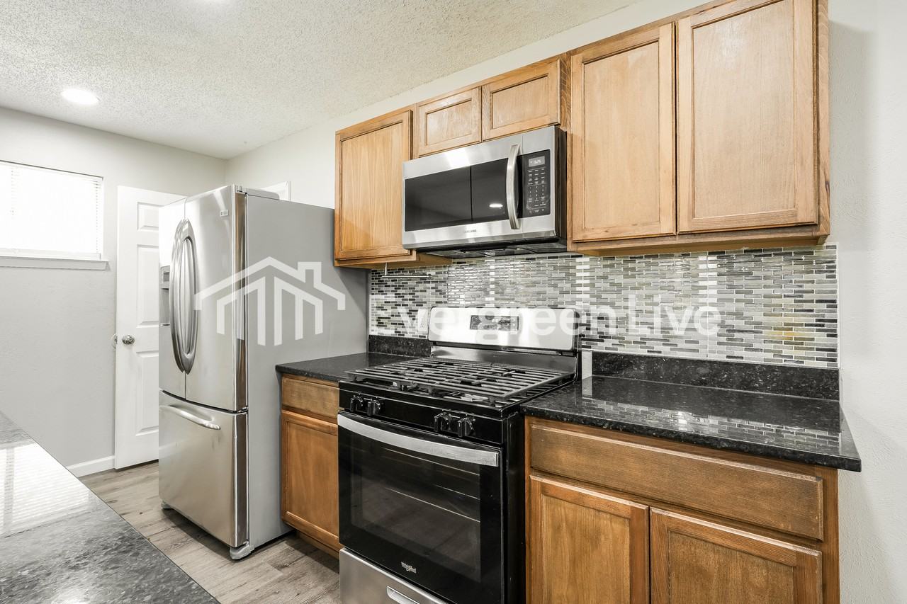 3931 Mehalia Dr - Photo 3 of 15