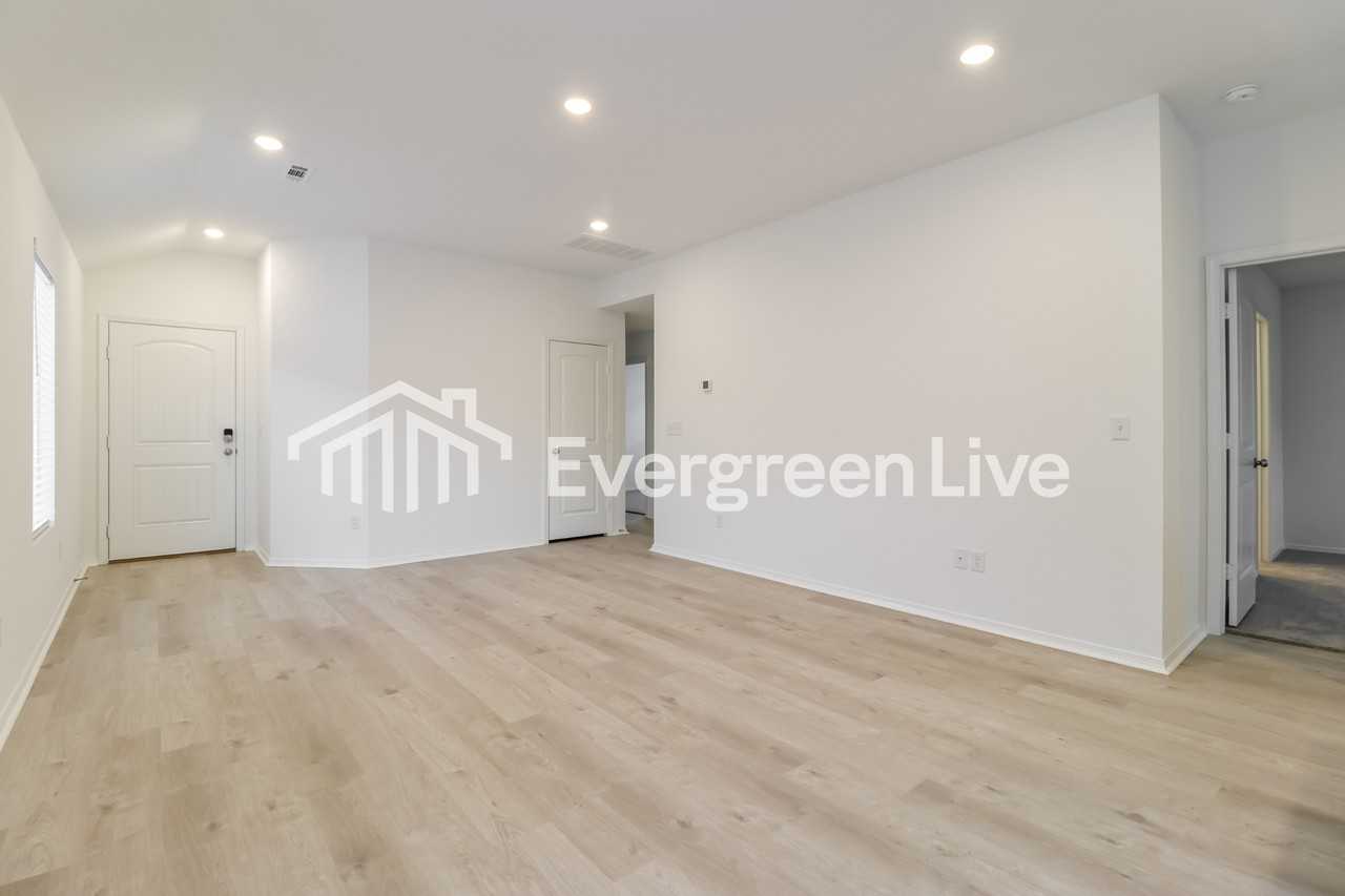 20 Maddison Rachael - Photo 3 of 15