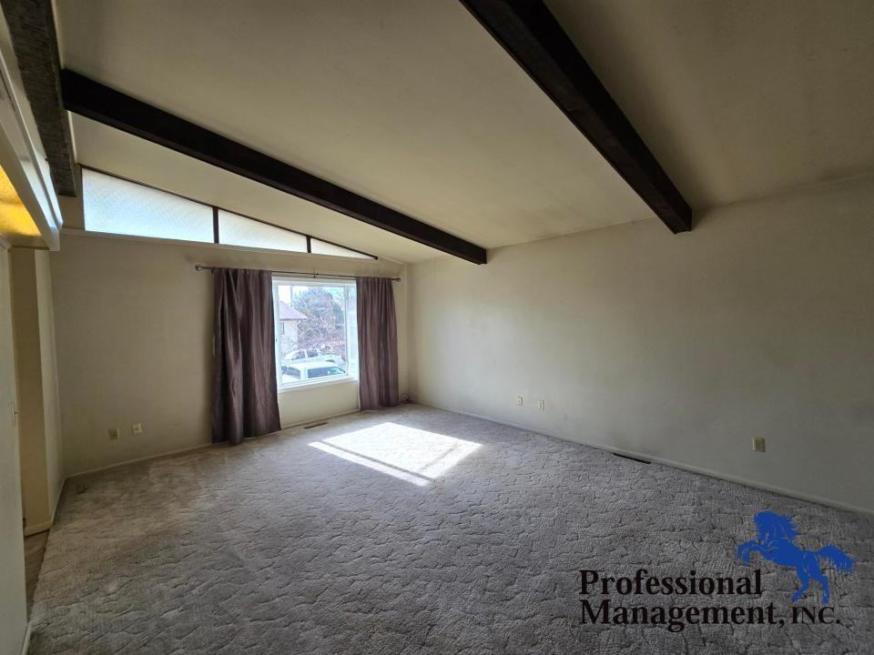 423 Lordwith Dr #7 - Photo 3 of 10