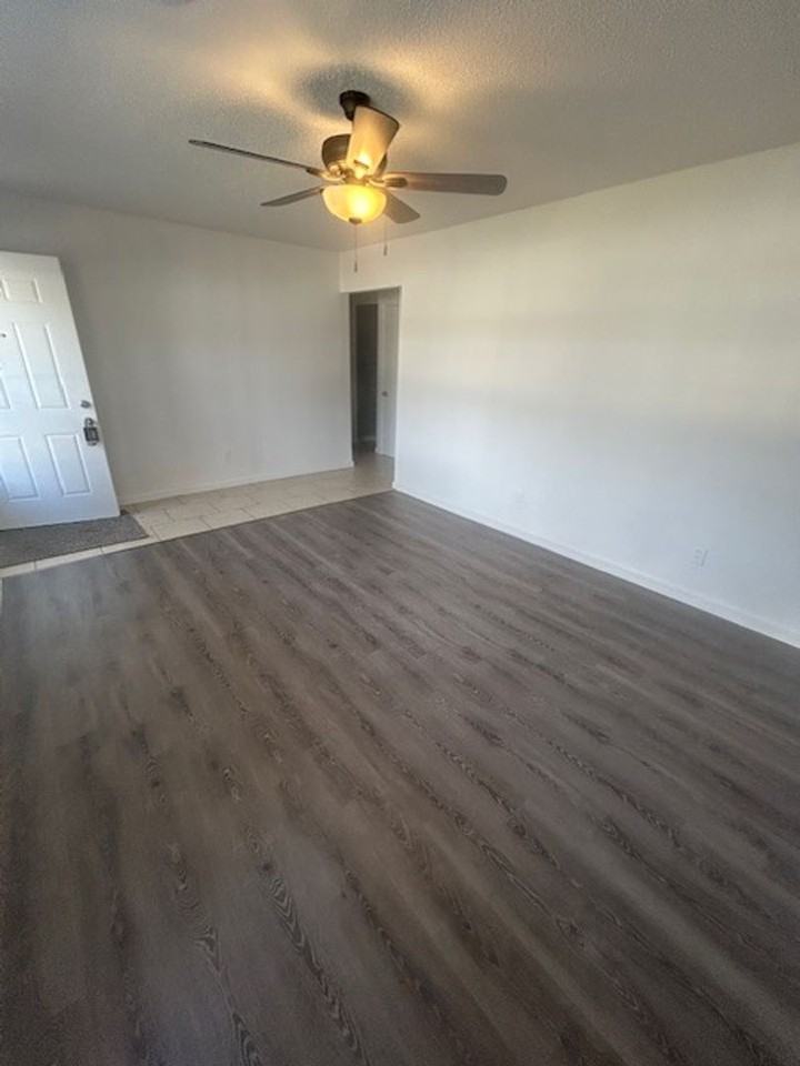 23 Delores Dr - Photo 4 of 10