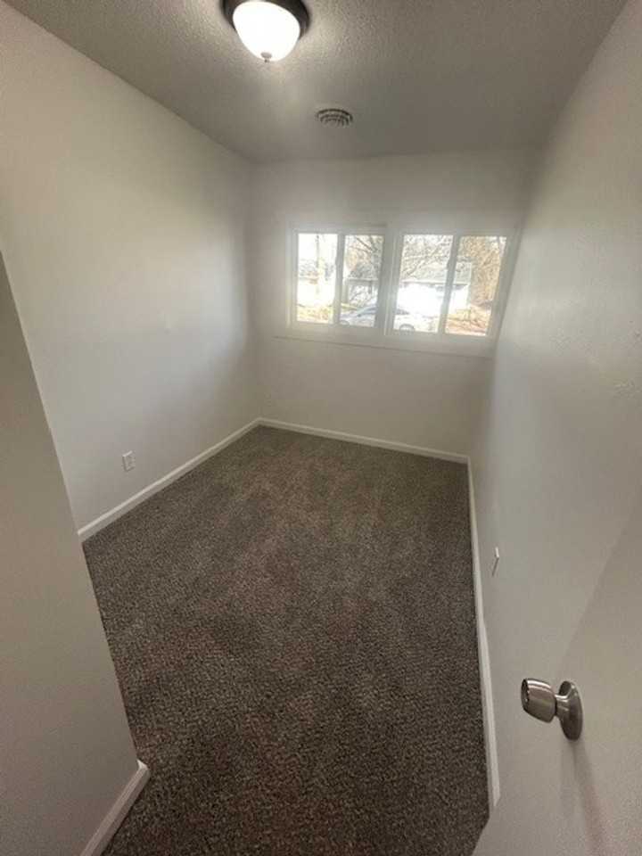 23 Delores Dr - Photo 5 of 10