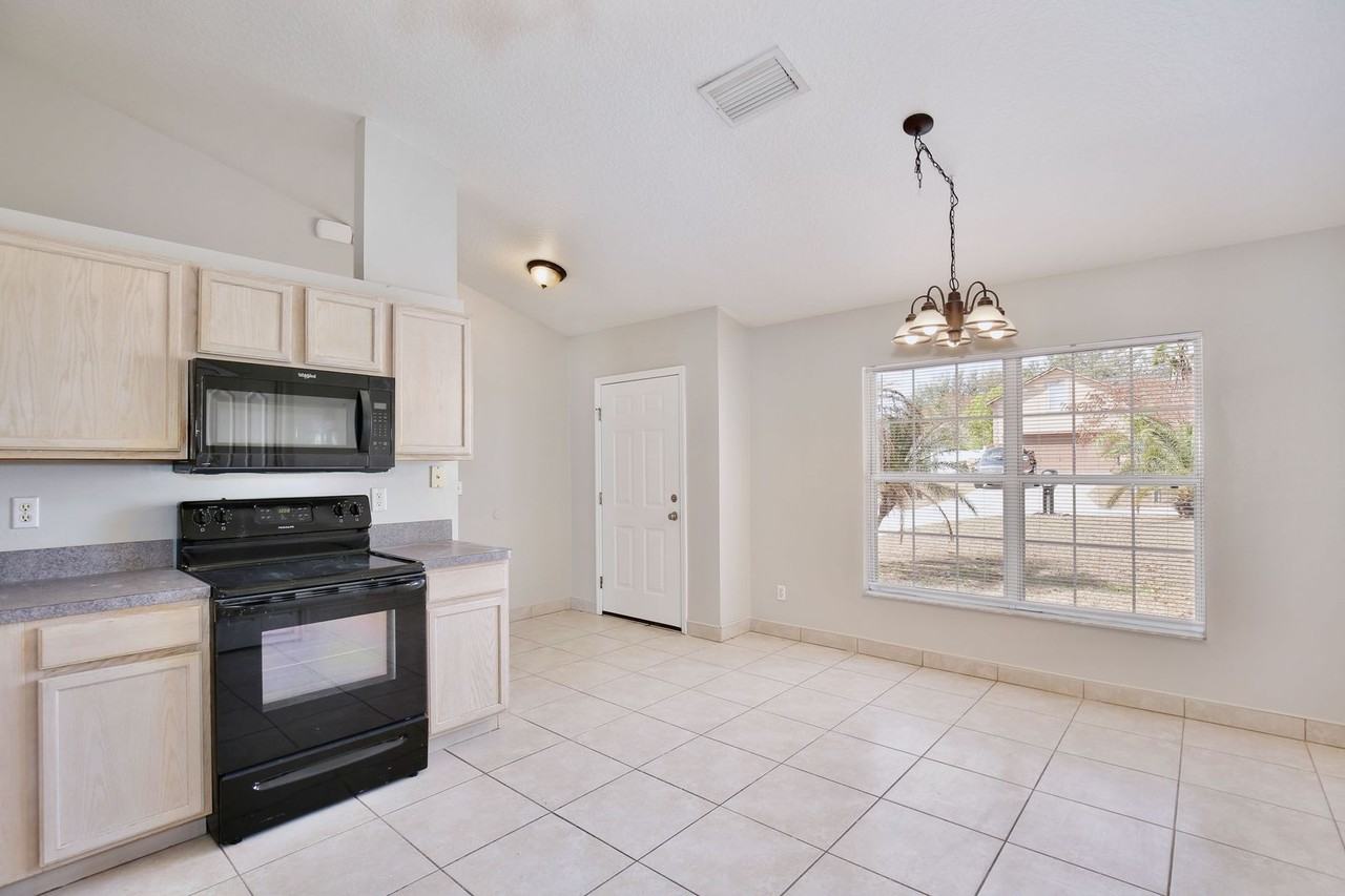 9819 Crenshaw Cir - Photo 6 of 26