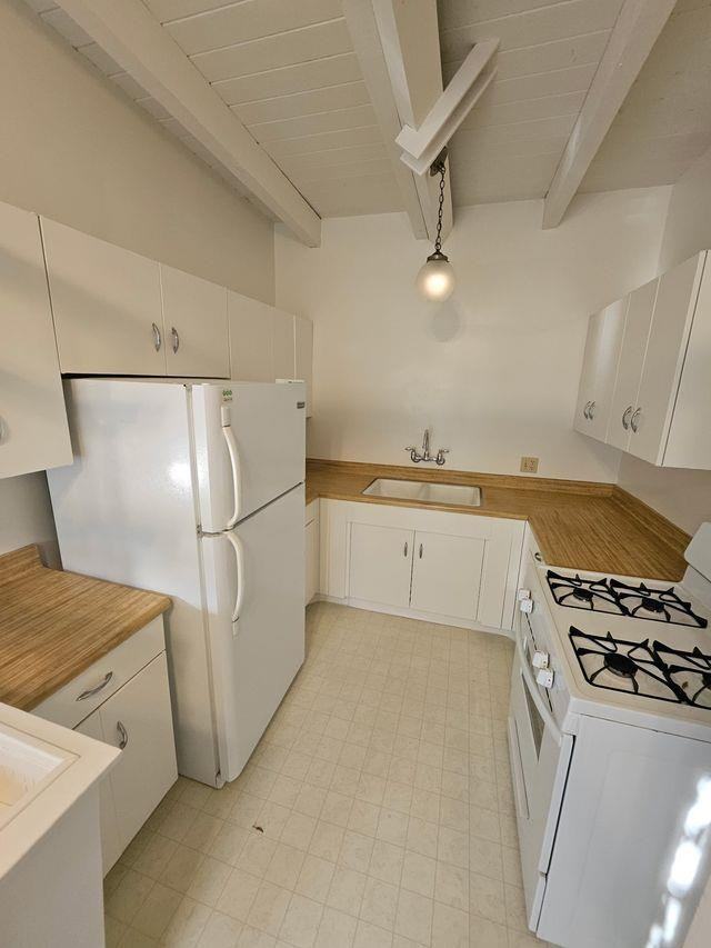 Holiday Manor - Photo 5 of 50