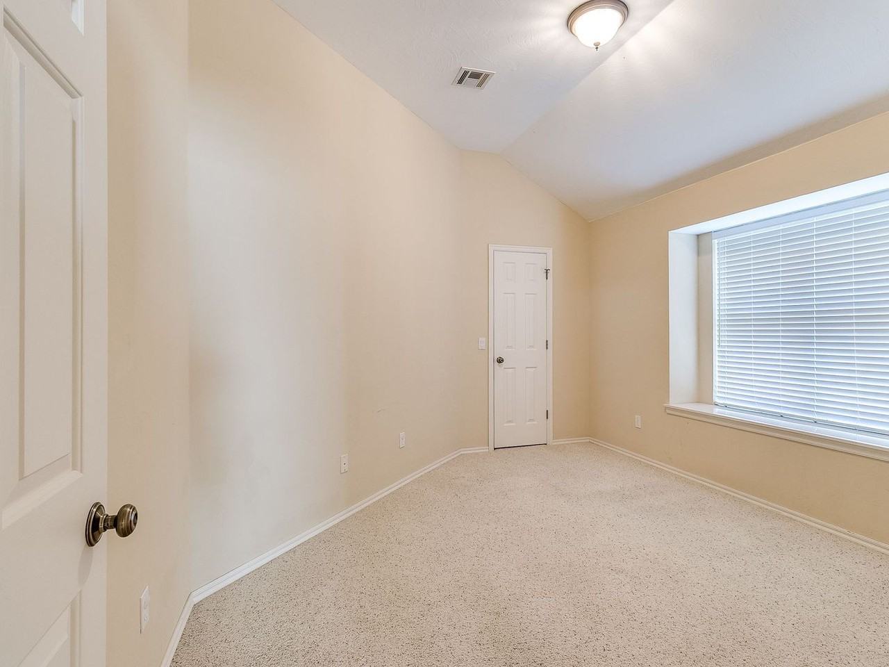 7213 Winding Meadow Ln - Photo 7 of 34