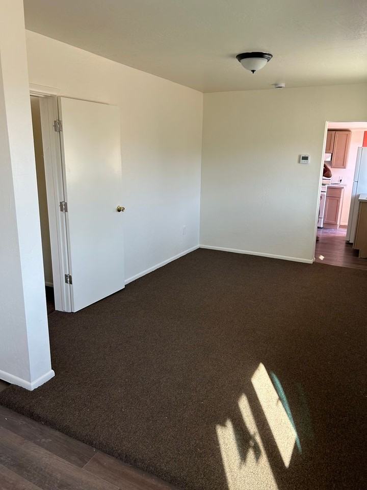 404 N Snider Ave - Photo 2 of 11