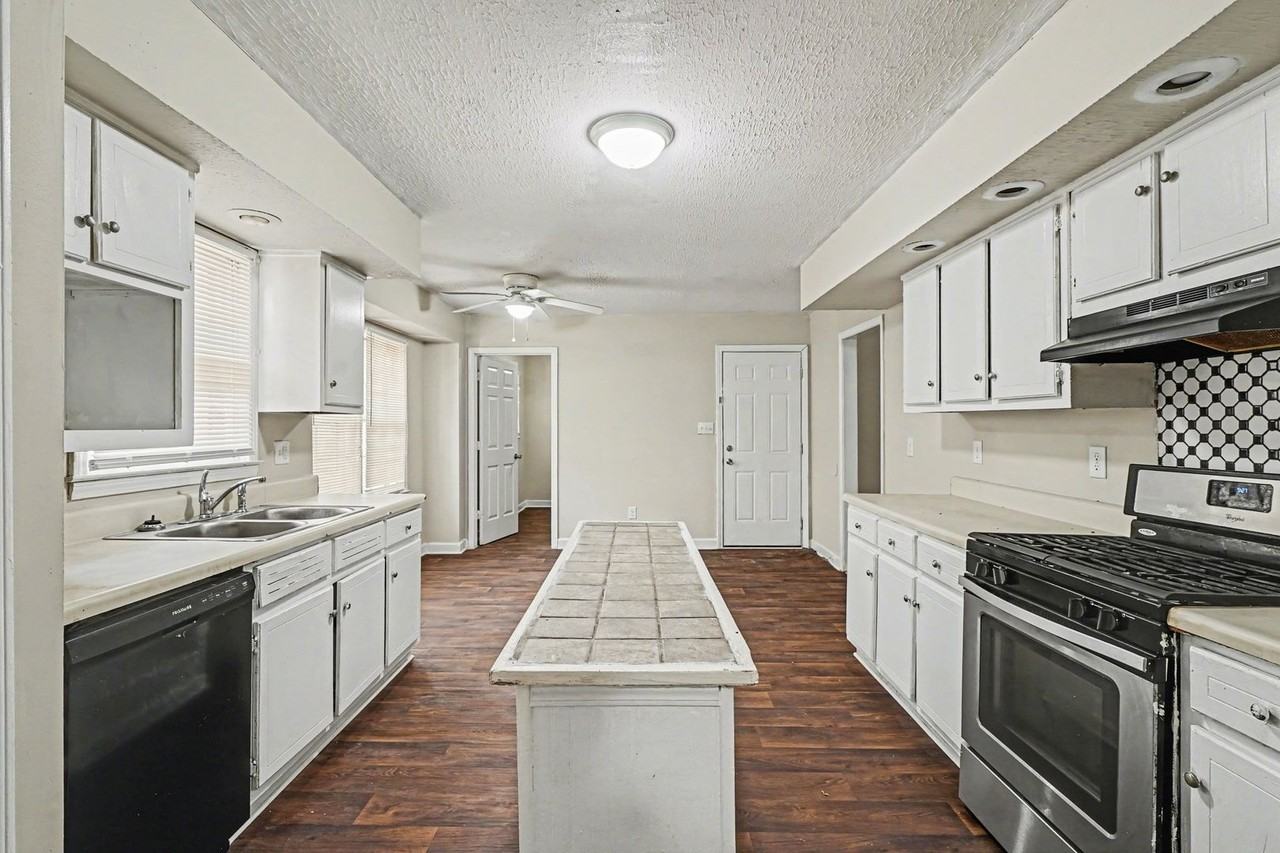 1836 Mclain Ln - Photo 3 of 20