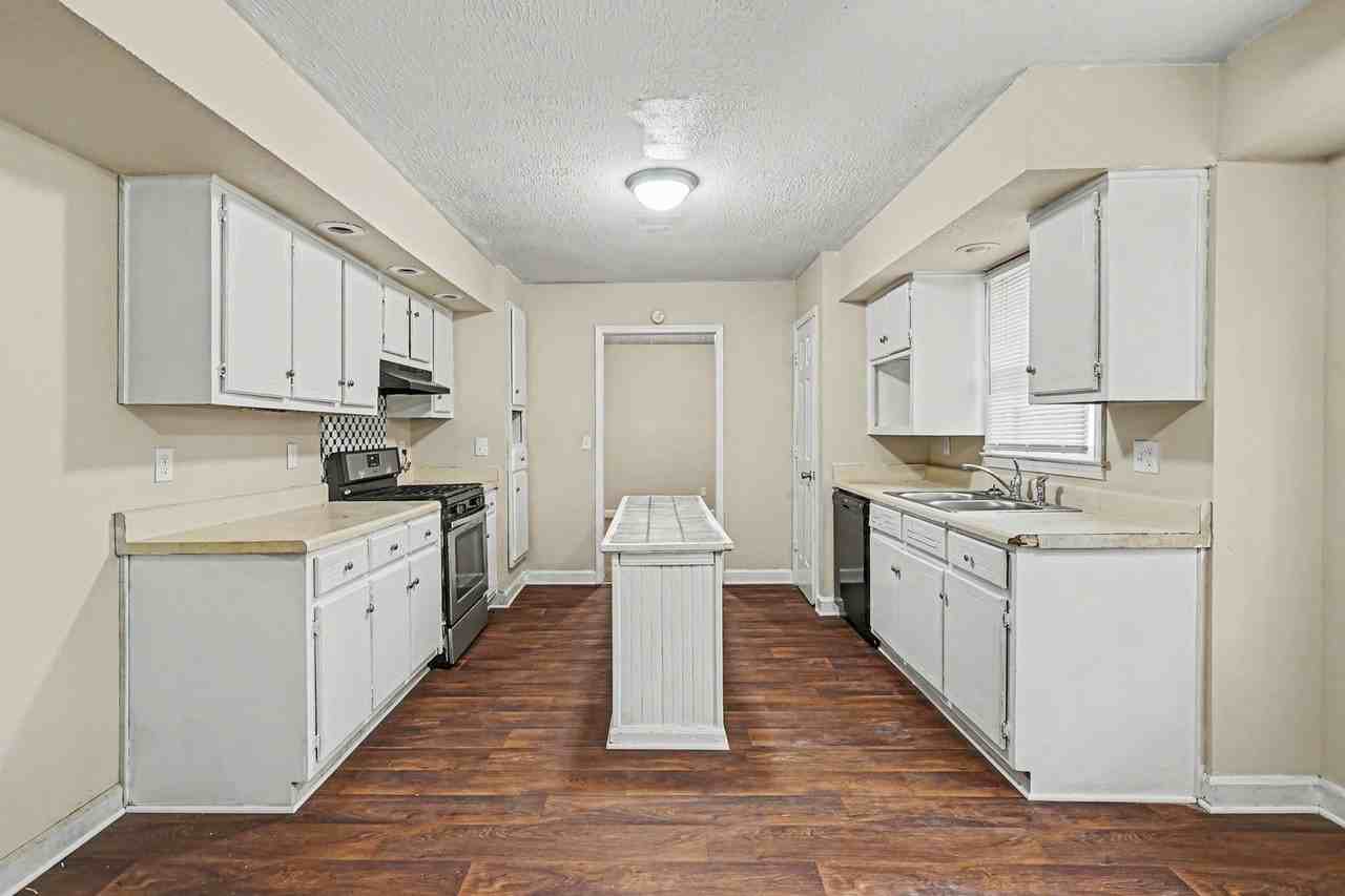 1836 Mclain Ln - Photo 4 of 20