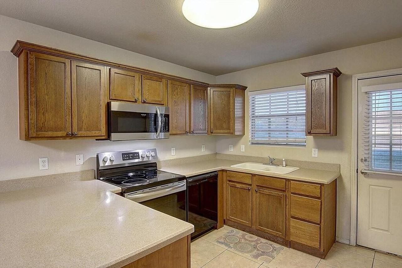 2910 Santa Ana St - Photo 2 of 10