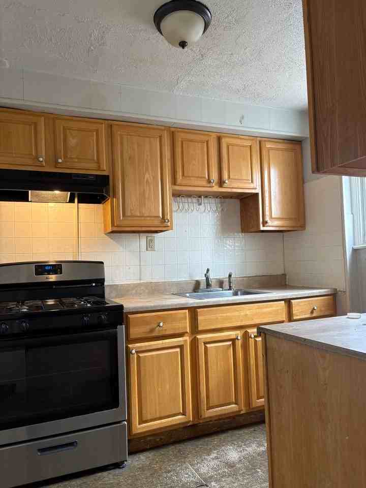 121 Dauphin St - Photo 2 of 7