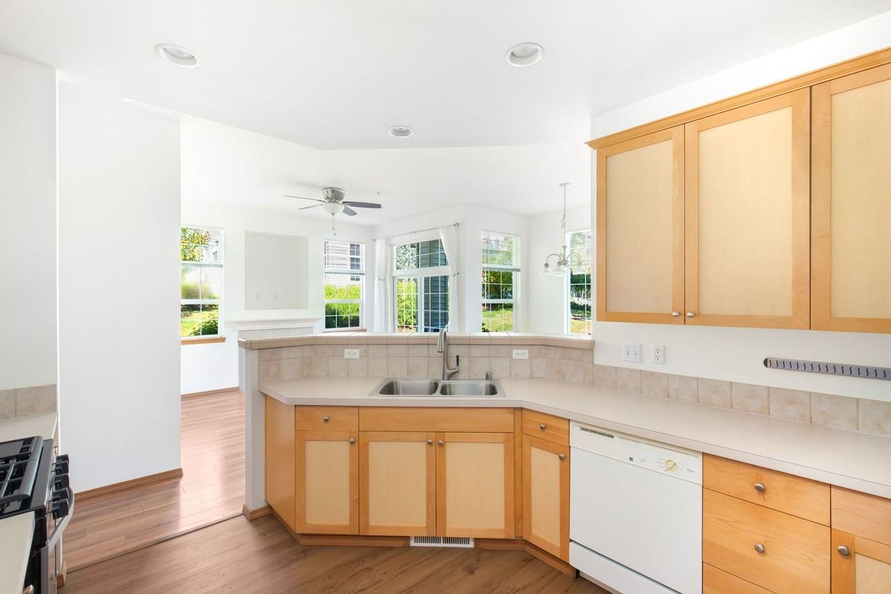 1855 Trossachs Blvd Se - Photo 5 of 28