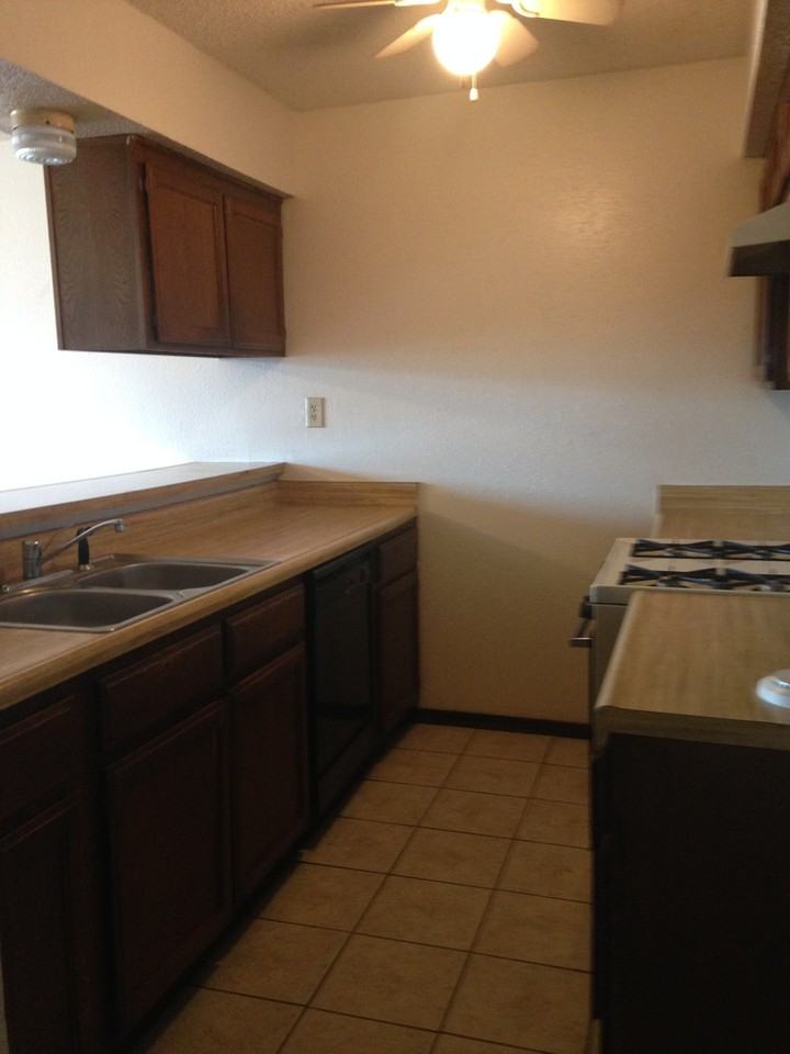 14264 S Hickory St - Photo 3 of 16