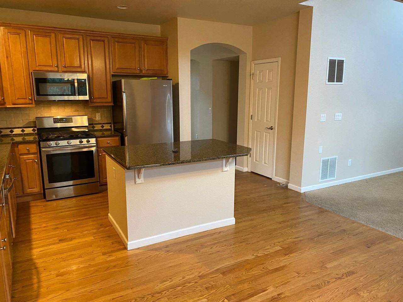 2219 Creekside Dr - Photo 4 of 26