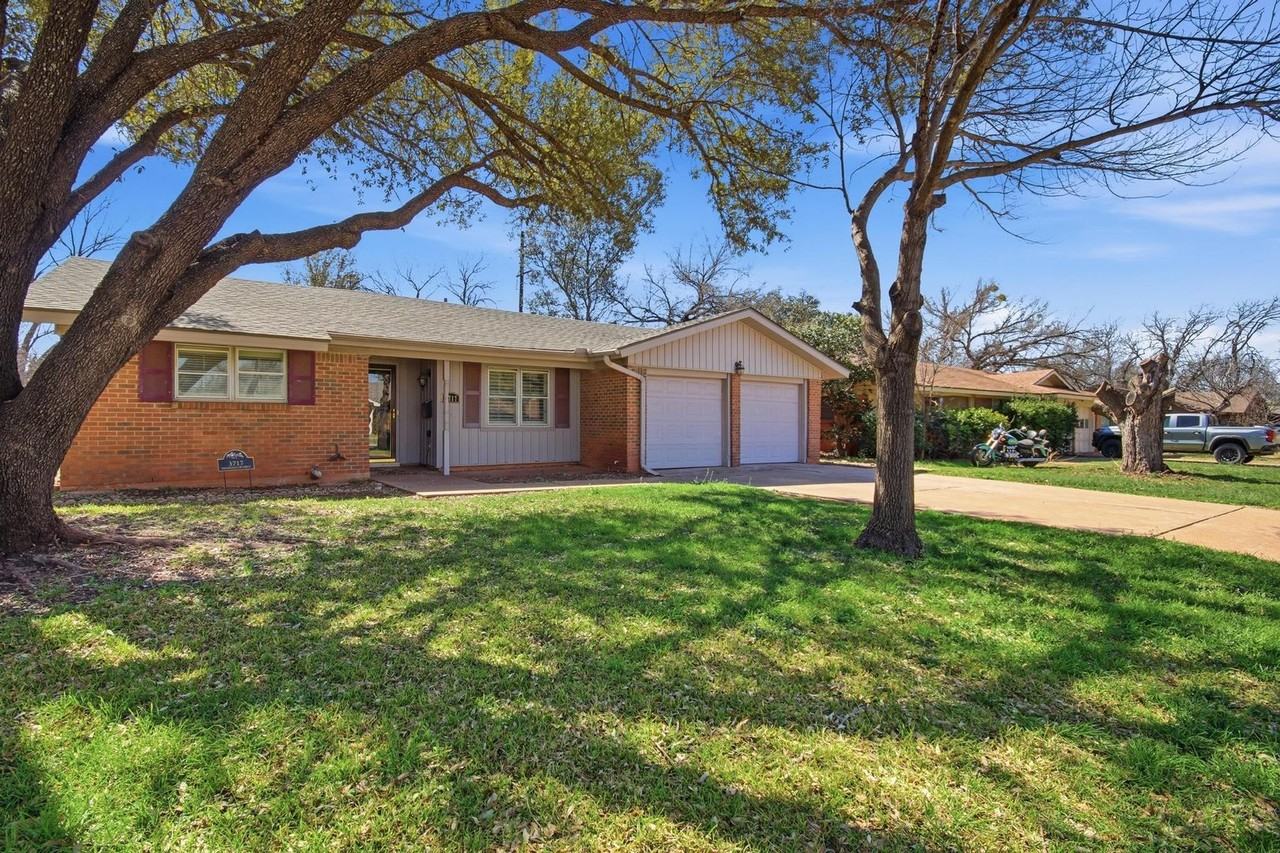 3717 Brook Hollow Dr - Photo 3 of 31