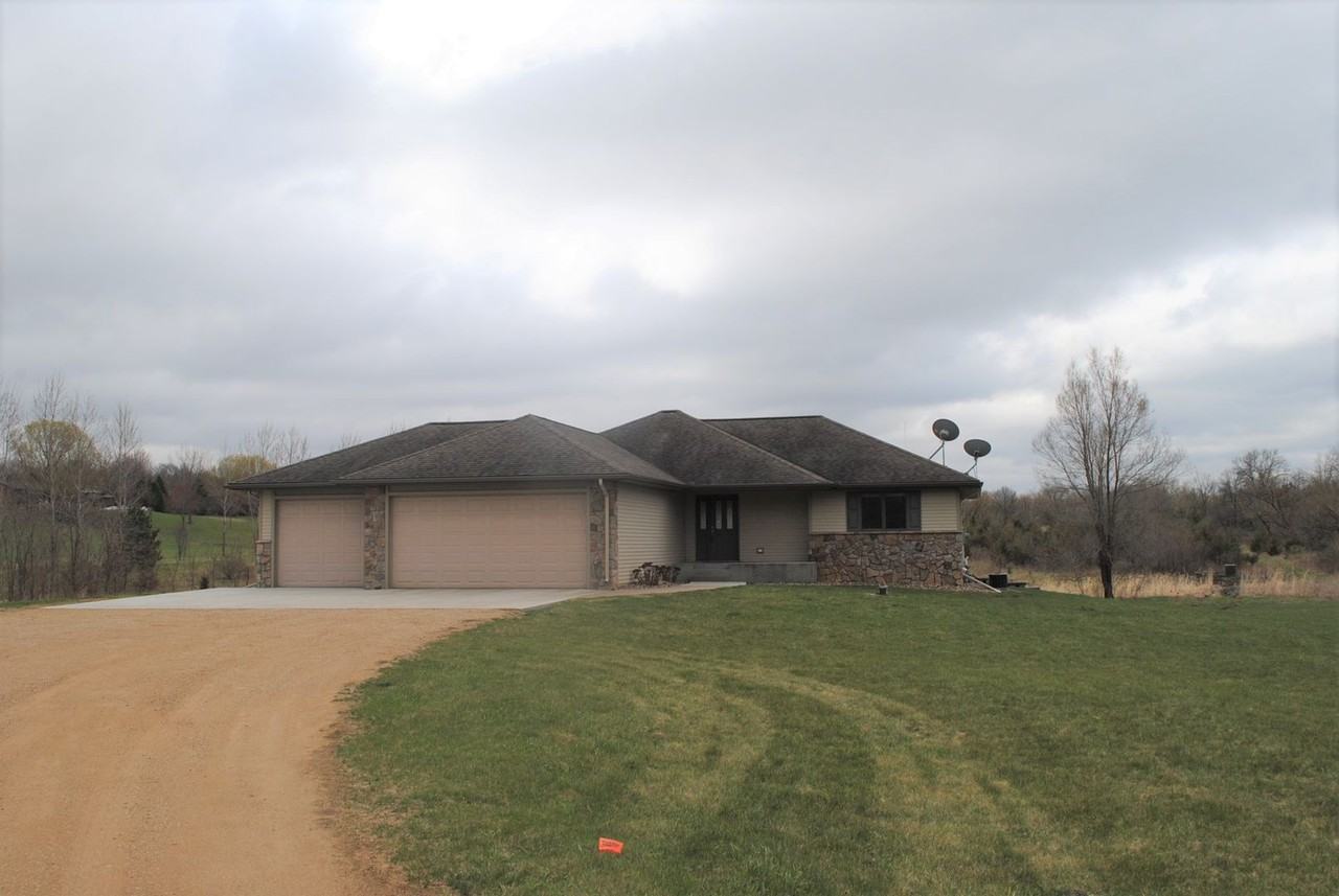 653 Badlands Rd - Photo 2 of 25