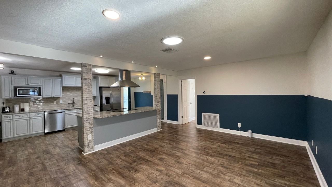 313 Satsuma Dr - Photo 3 of 37