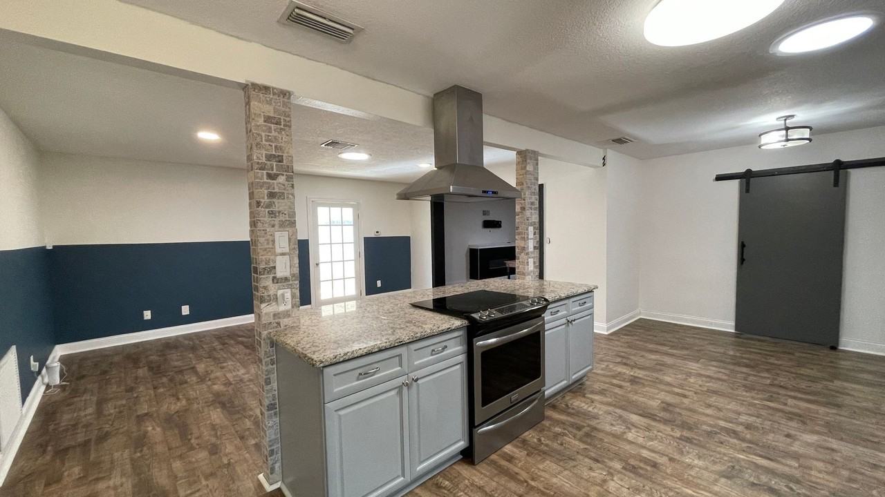 313 Satsuma Dr - Photo 4 of 37