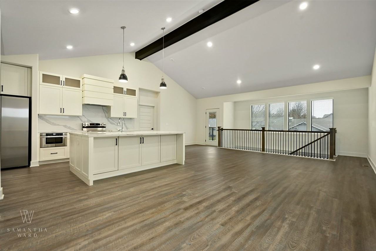 253 N Franklin St - Photo 4 of 32