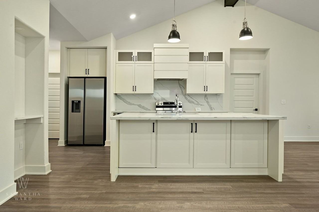 253 N Franklin St - Photo 6 of 32