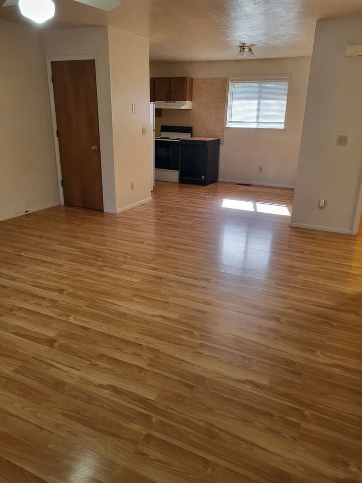 1005 W Midway St - Photo 3 of 8