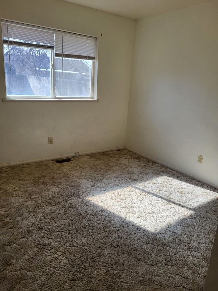 1005 W Midway St - Photo 6 of 8