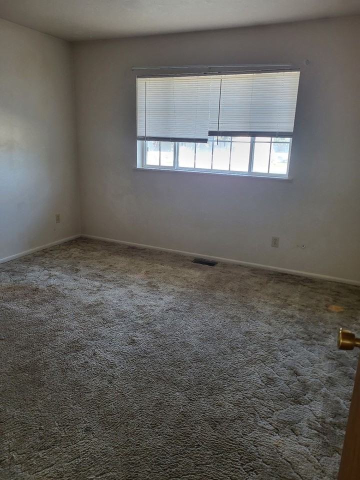 1005 W Midway St - Photo 7 of 8