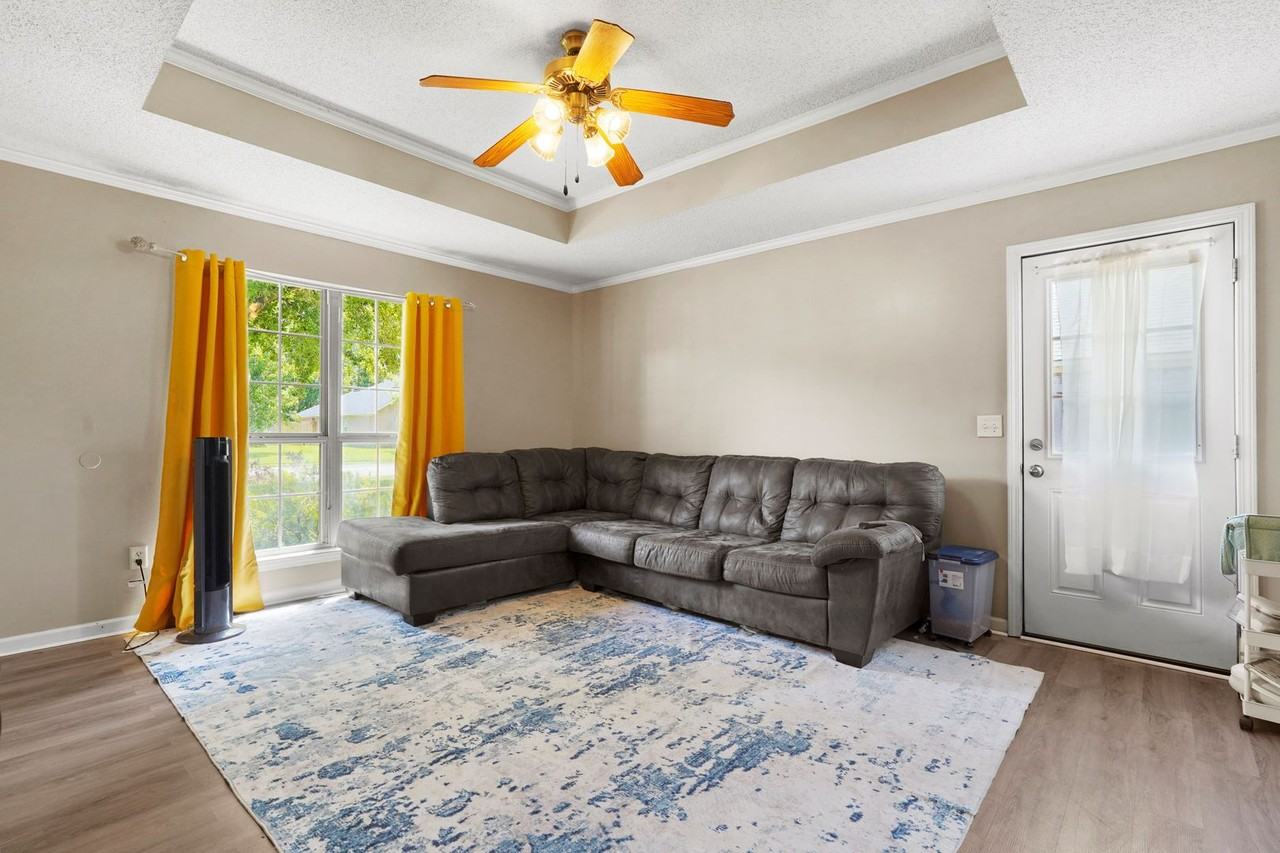418 Lancaster Loop - Photo 4 of 20