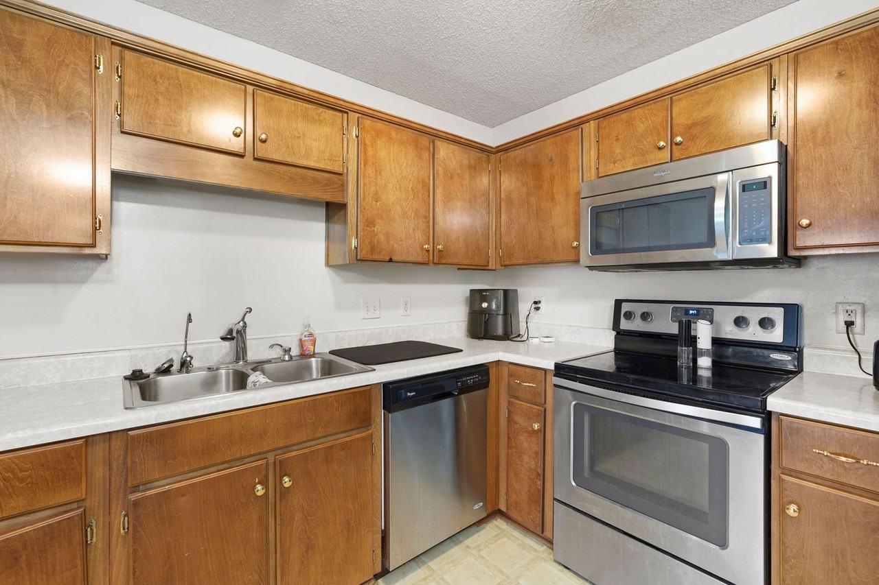 418 Lancaster Loop - Photo 7 of 20