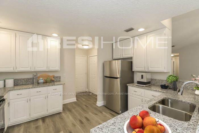 5255 Shore Dr - Photo 2 of 17