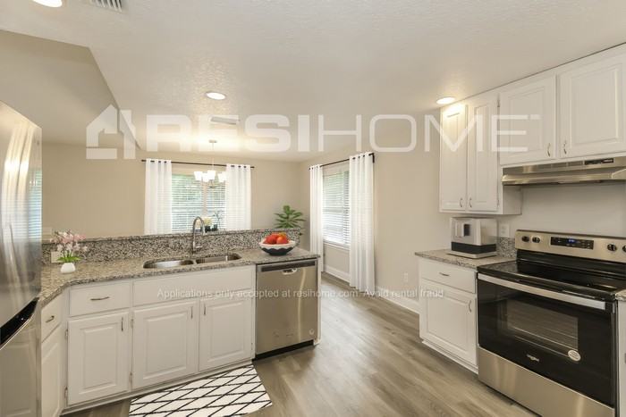 5255 Shore Dr - Photo 3 of 17