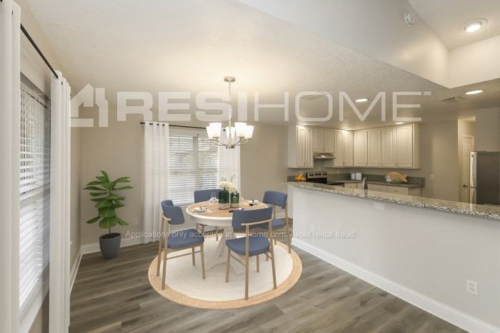 5255 Shore Dr - Photo 4 of 17