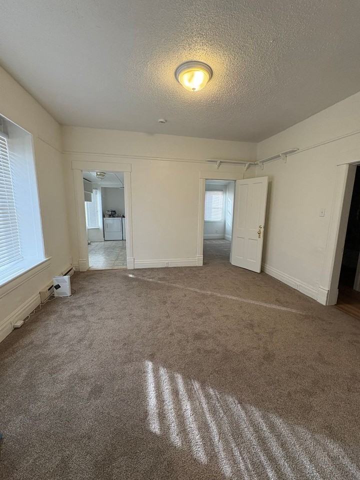 1423 10th Ave - Photo 4 of 18