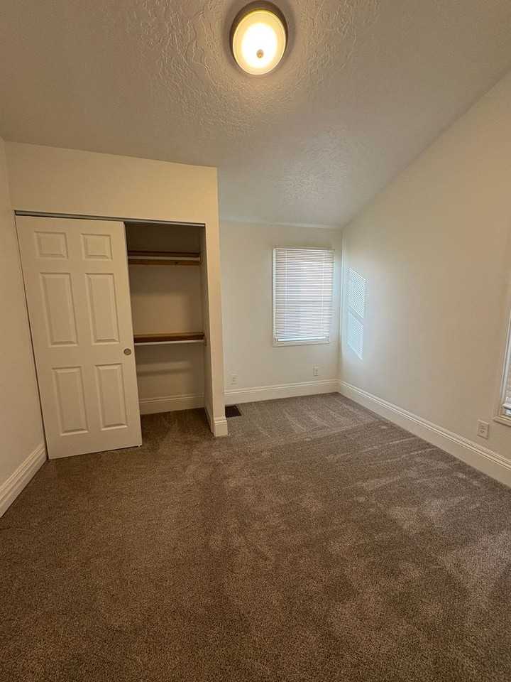 1423 10th Ave - Photo 5 of 18