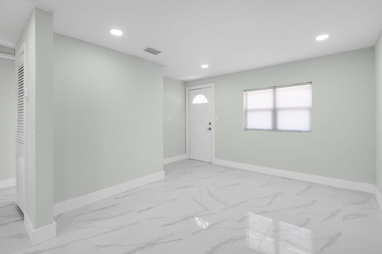 130 Virginia Ct - Photo 2 of 19