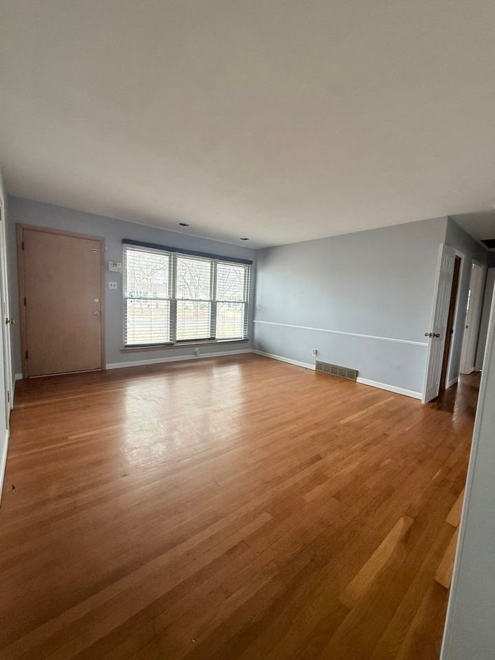 875 Flora Ln - Photo 3 of 11