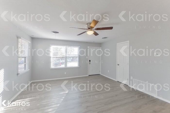 4922 Parker St - Photo 2 of 20